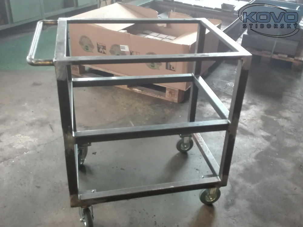 Výroba odkládacích stolků pro hotové výrobky